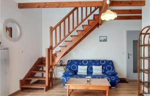 ein Wohnzimmer mit einem blauen Sofa und einer Treppe in der Unterkunft Lovely Apartment In La Rochelle in La Rochelle