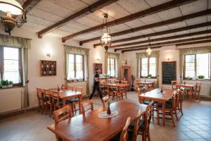 A restaurant or other place to eat at Diófa Panzió