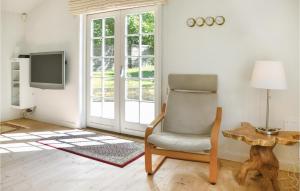 ジルレジェにあるBeautiful Home In Gilleleje With 2 Bedrooms And Wifiのリビングルーム(椅子、テレビ付)