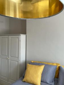 勒蘭蒂德威爾斯的住宿－Northampton House，挂在蓝色沙发上的金色吊灯