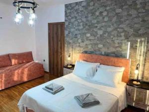 パヴリアニにあるΜιτάτο Οίτηの大きなベッドとソファのある寝室 +41枚の写真