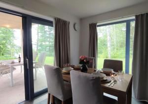 uma sala de jantar com uma mesa e cadeiras e uma janela em Apartmán Bříza, výhled na zámek em Náchod
