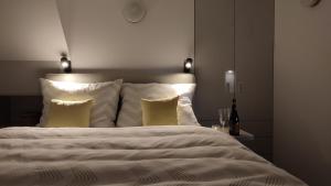 um quarto com uma cama com duas almofadas em Apartmán Bříza, výhled na zámek em Náchod