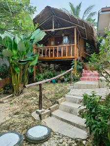 uma casa com escadas que levam até ela em MiL's Hillside Tourist Inn em San Vicente