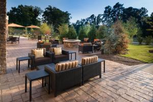 eine Terrasse mit Sofas, Tischen und einer Feuerstelle in der Unterkunft Courtyard by Marriott Hot Springs in Hot Springs