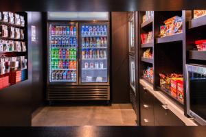 un frigorifero pieno di bevande in un negozio di Courtyard by Marriott Hot Springs a Hot Springs