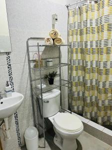 łazienka z toaletą i umywalką w obiekcie Casa camping san jerónimo w mieście San Vicente de Cañete