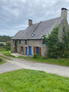 カンカルにあるCancale Chapelle du Vergerの青い扉のある古い石造りの家