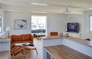 ein Wohnzimmer mit einer Küche und ein Wohnzimmer mit Stühlen in der Unterkunft Amazing Home In Vejby With House Sea View in Vejby