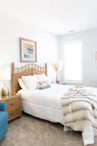 una camera bianca con un letto e una sedia blu di Beach, Please! a Myrtle Beach