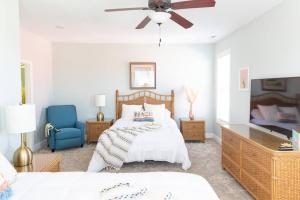 una camera con letto e ventilatore a soffitto di Beach, Please! a Myrtle Beach