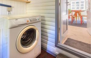 una lavadora y secadora en una casa pequeña en Stunning Home In Rrvig With Wifi en Rørvig