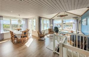 een eetkamer en een woonkamer met een tafel en stoelen bij Nice Home In Bremnes With Wifi in Bremnes