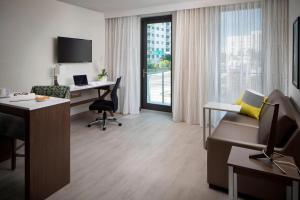 een hotelkamer met een bureau en een raam bij Residence Inn by Marriott Miami Beach South Beach in Miami Beach
