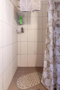 uma casa de banho com uma cortina de chuveiro em Studio on the closest beach to the city! em Amoudara Herakliou