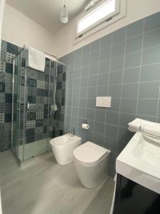 W łazience znajduje się toaleta, prysznic i umywalka. w obiekcie MeraviglioSalento w mieście Squinzano