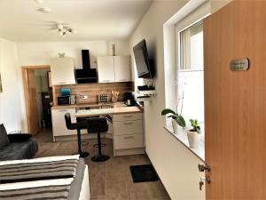 een klein appartement met een keuken en een bureau bij Sonnenschein in Gunzenhausen