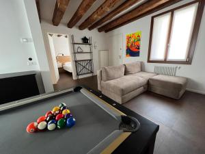 Posezení v ubytování Venice Luxury Suite - Private Jacuzzi and Design