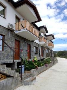 szereg domów z drewnianymi balkonami w obiekcie Lesnovo House Tomevski w mieście Lesnovo