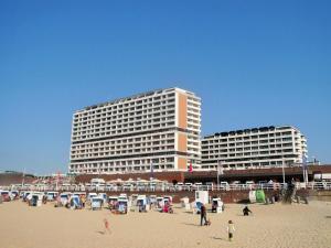 a group of people on the beach in front of a building at Haus-am-Meer-App-37 in Westerland (Sylt)