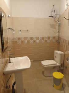 Łazienka z białą toaletą i umywalką w obiekcie NOVA Guest w mieście Mirissa