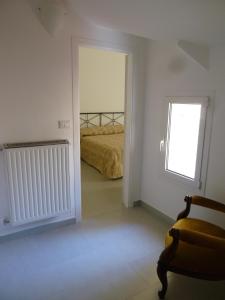ライグエーリアにあるChà Apartmentのベッドルーム1室(ベッド1台付)、窓、ドアが備わります。