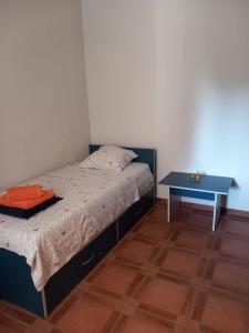 una camera con letto e tavolo blu di Villa Morava a Svilajnac