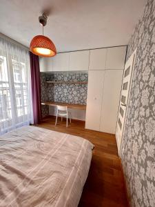 una camera con un letto e un tavolo di Browar Lubicz Free GARAGE a Cracovia