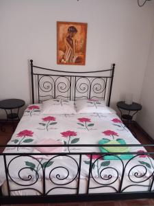 un letto con copriletto e fiori sopra di Villa Morava a Svilajnac