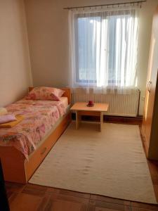 una camera con letto, tavolo e finestra di Villa Morava a Svilajnac
