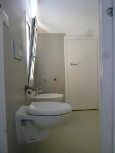 A bathroom at Chà Apartment