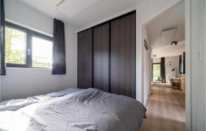 1 dormitorio con cama y ventana grande en Amazing Home In Putten With Kitchen en Putten