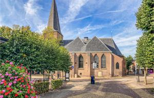 uma grande igreja de tijolos com um campanário em cima em Amazing Home In Putten With Wifi And 3 Bedrooms em Putten