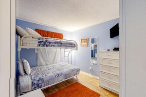 een slaapkamer met een stapelbed en een dressoir bij Myrtle Beach Resort A-332 in Myrtle Beach