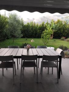 Une table et des chaises en bois sont disponibles sur la terrasse. dans l'établissement Casa Quintilia, à Los Llanos de Aridane