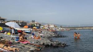 een groep mensen op het strand bij Via Pisa in Riposto