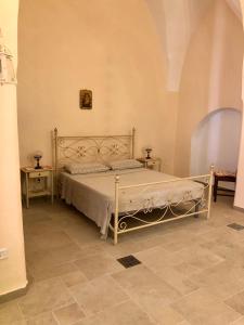 Un dormitorio con una cama y dos mesitas de noche. en La Marchesa di Castiglione, en Andrano