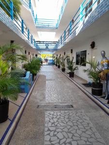 um corredor com vasos de plantas num edifício em Hotel Posada La Mar em El Yaque