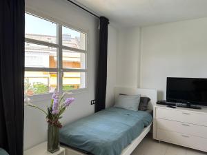 ein Schlafzimmer mit einem Bett und einem Fenster in der Unterkunft 4-room house Las Americas, Las Vistas beach in Playa de las Americas + 43 Fotos