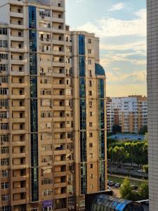 Blick auf hohe Gebäude in einer Stadt in der Unterkunft EmmaApart Comfort 110 in Astana