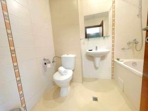 ボロヴェッツにあるАрборо Боровец Гардънс Д35のトイレと洗面台を備えた白いバスルーム +44枚の写真