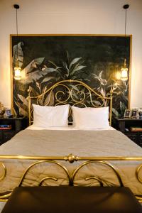 een slaapkamer met een bed met een groot schilderij aan de muur bij NOVI's Luxury Apartment 2 in Gjirokastër