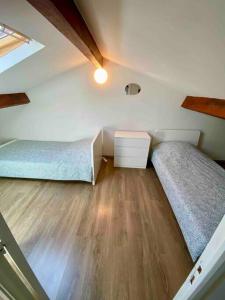 Zimmer mit 2 Betten und einem Schreibtisch. in der Unterkunft Superbe Maison - Biarritz/Plage in Biarritz