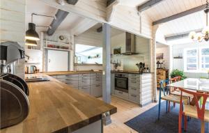 cocina con mesa y comedor en Stunning Home In Rrvig With Wifi en Rørvig