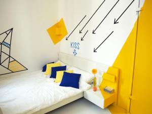 ein Schlafzimmer mit einem Bett mit einer Uhr an der Wand in der Unterkunft Box61 Art Concept Flat in Berlin