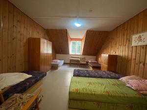 um quarto com duas camas e uma mesa em Dobrá Voda u Záblatí - lesní areál 