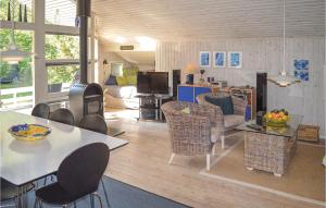 ジルレジェにあるNice Home In Gilleleje With 4 Bedrooms, Sauna And Wifiのリビングルーム(テーブル、椅子付)