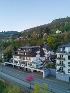 eine Gruppe von Gebäuden an der Straßenseite in der Unterkunft Haus Erholung in Cochem