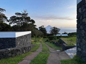 UrzelinaMake it Happen Farm的石墙和山脚小径