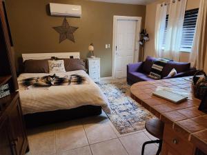 una camera con letto e divano di Quails Nest a Cape Coral